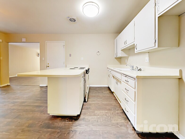 Building Photo - 10069 Lincoln Village Dr