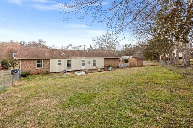Building Photo - 703 Lucien Dr