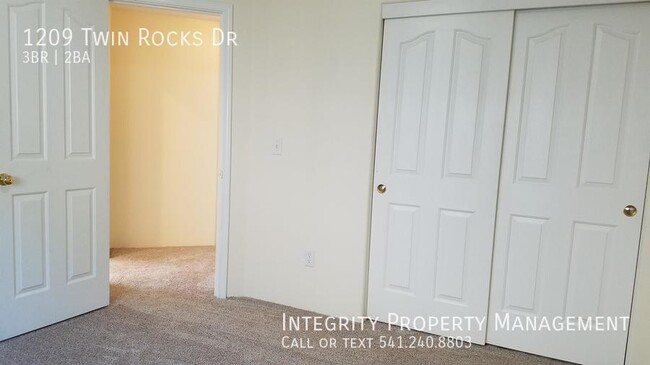 Building Photo - 1209 Twin Rocks Dr