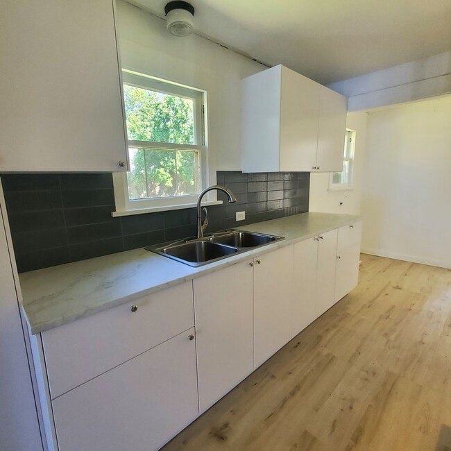 Building Photo - 2 Bedroom, 1 Bathroom Home with a Den for ...