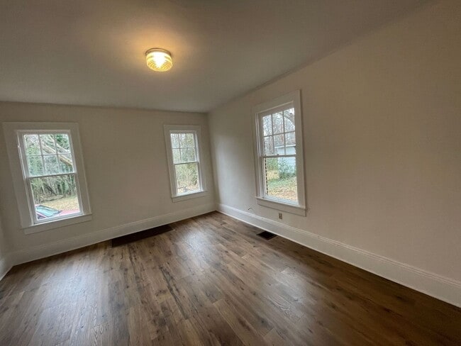 Building Photo - 4 bedroom 2 bathroom house available!   Freshly Painted-New Flooring