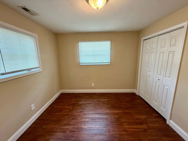 Building Photo - 2 Bedroom / 1 Bath Apt. - Johnson City