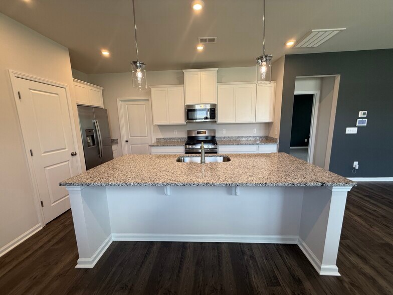 Kitchen Island - 3020 Hillgate Trl