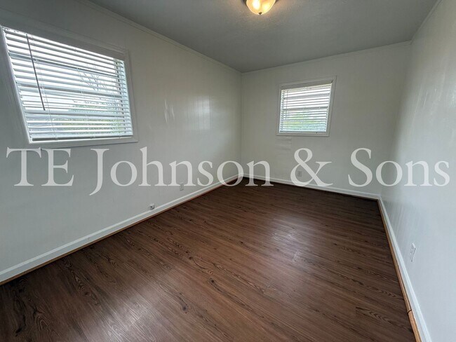 Building Photo - Updated Unit with Granite Counters & Off-Street Parking in Winston-Salem