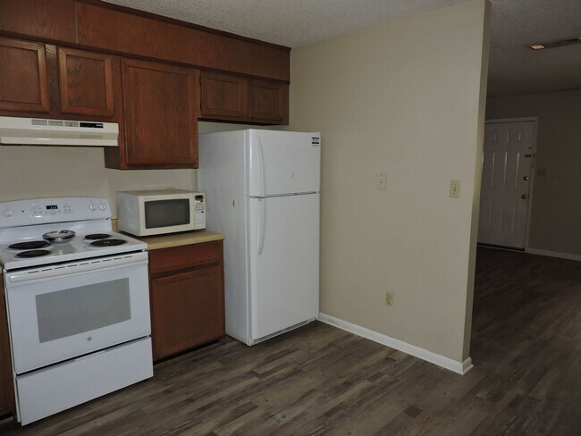 Building Photo - Convenient Northeast location!