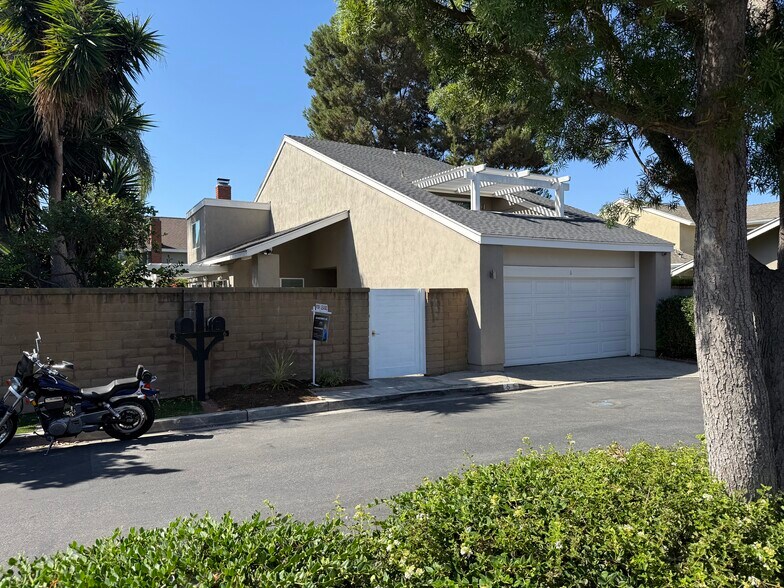 Building Photo - 6 Leda