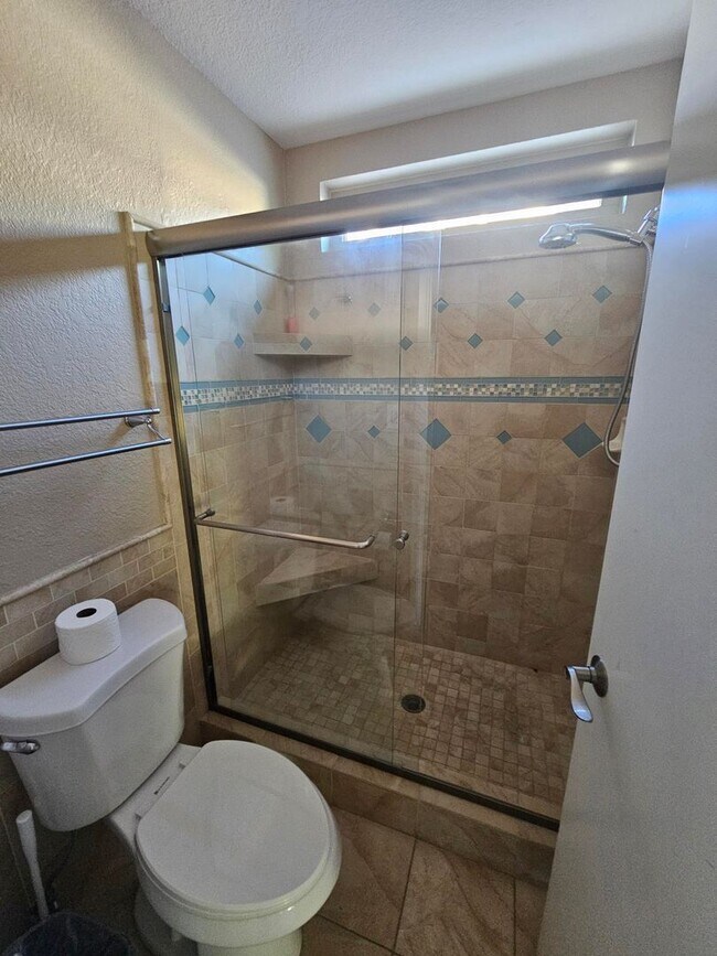 Building Photo - 3 Bedroom 2 Bath Furnished Home