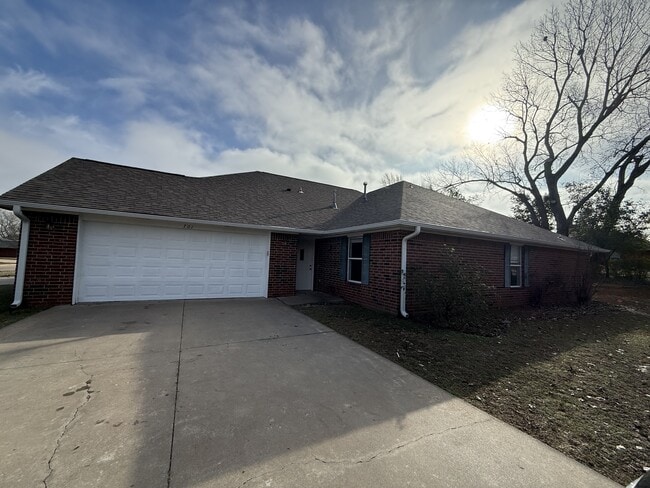 Building Photo - 701 S Stoneybrook St