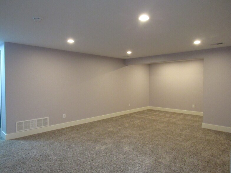 Building Photo - 3082 Charissas Plz