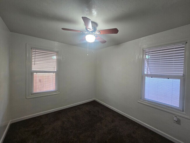 Building Photo - 512 N Palm St