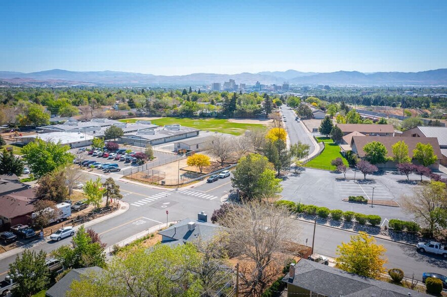 Building Photo - 3201 Everett Dr