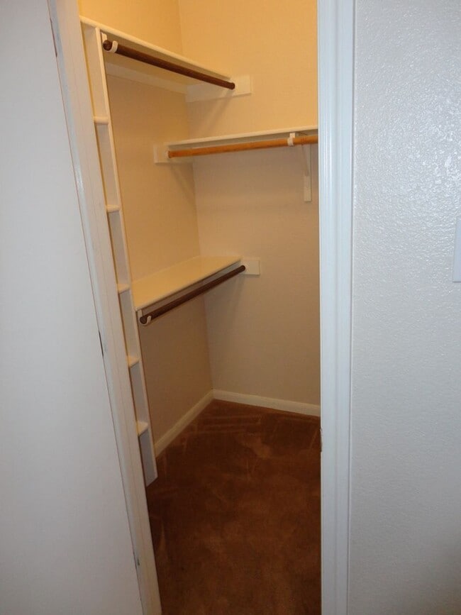 Building Photo - Nice 4 bedroom house close to down town!