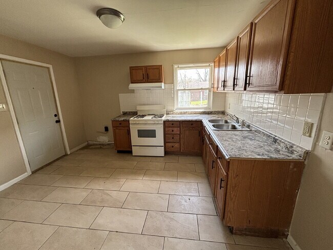 Building Photo - Your ideal home in Gary!