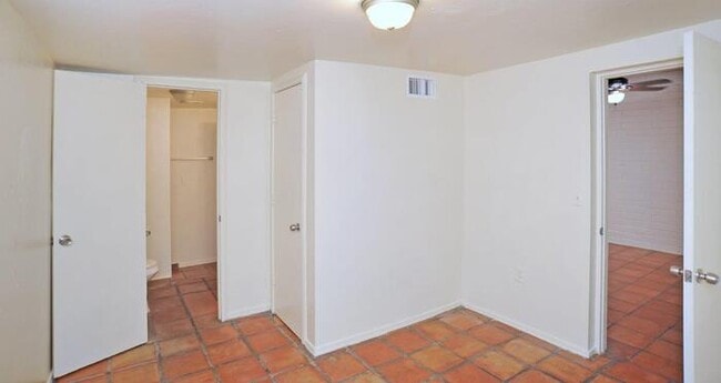 Building Photo - 4 bedroom/2 bath home on large lot near Alvernon/Grant!