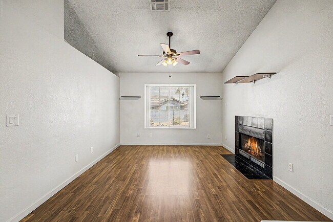 Building Photo - Welcome home to this charming 2-bedroom, 2-bath residence in the heart of Chandler!
