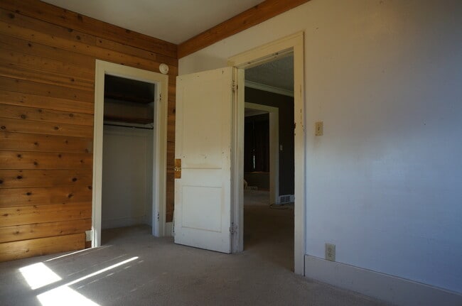Building Photo - AVAILABLE JUNE - 5 Bed 2 Bath In East Hillside