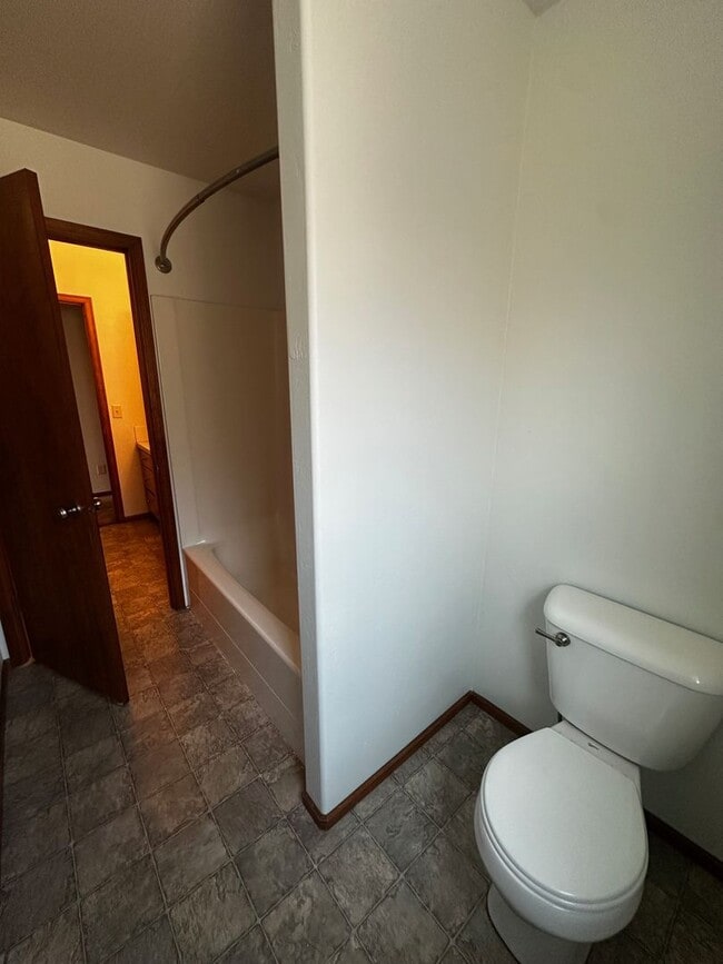 Building Photo - Beautiful 4 bedroom Home located in Centra...