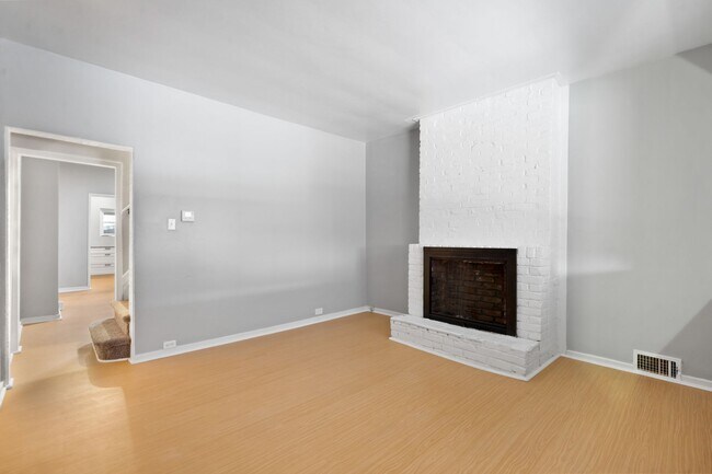 Building Photo - Renovated 2 Bed, 1.5 Bath Rowhome in Hazelwood - Central AC & Heat, Laundry - Available Now!