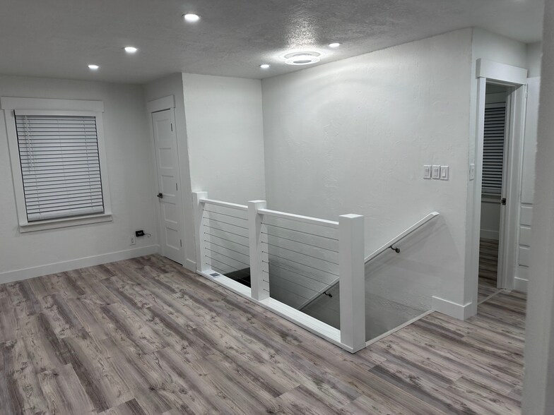 Building Photo - 890 E 100 N
