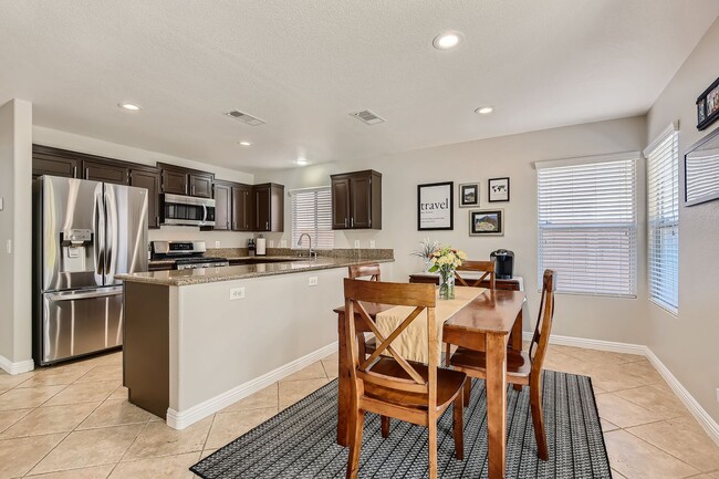 Building Photo - Beautiful 3 bedroom Home Located in the Vi...