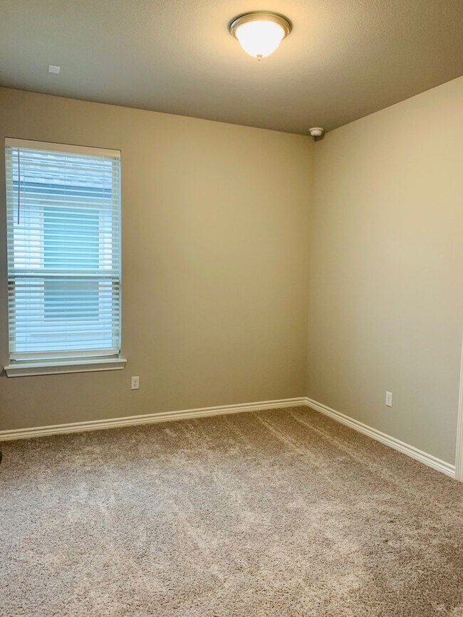 Building Photo - Single Level 4/2 Home in Highly Sought Aft...