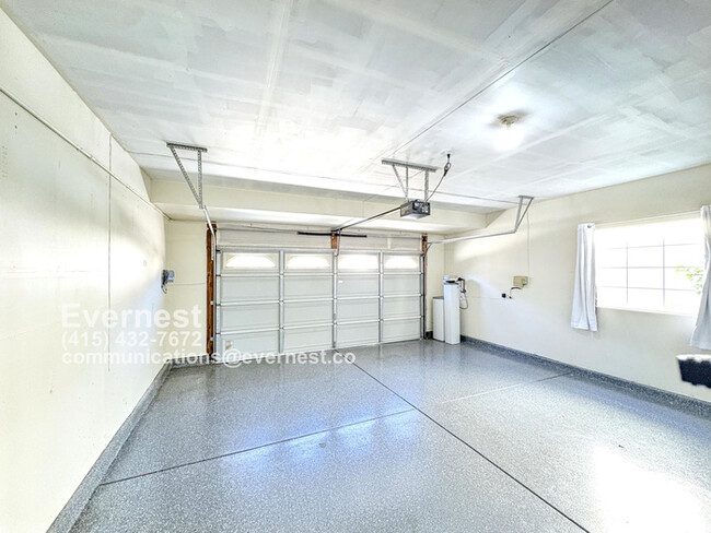 Building Photo - Gorgeous 3-Bedroom Home in a Prime Locatio...