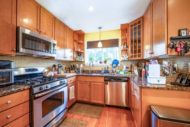 Building Photo - Charming Townhome with Unbeatable Amenities