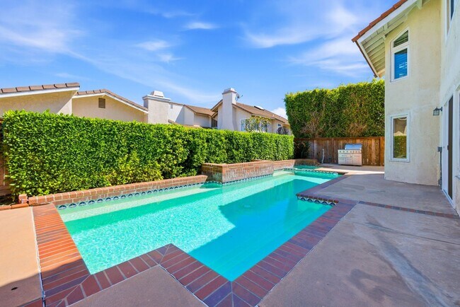 Building Photo - Beautifully Updated 5 Bedroom Woodbridge Home with Pool and much more!