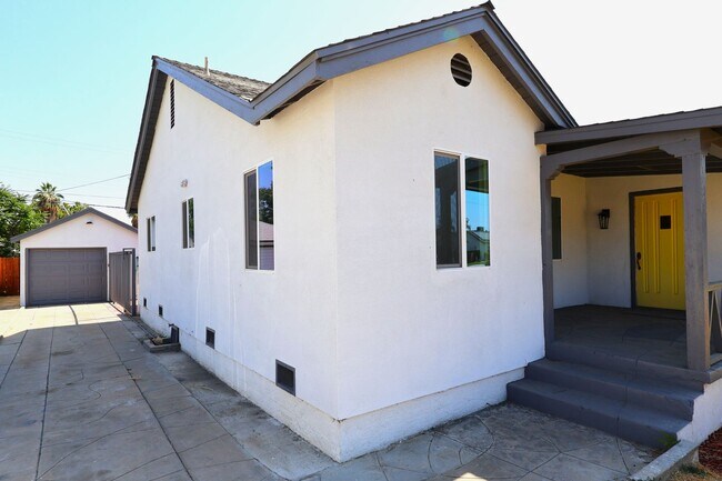 Building Photo - Updated and Stunning 2 Bedroom 1 Bathroom ...