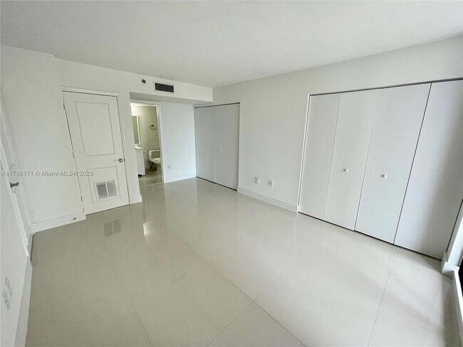 Building Photo - 540 Brickell Key Dr