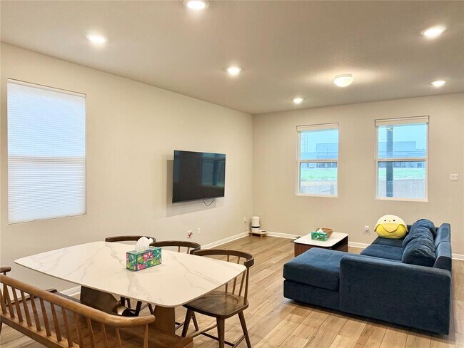 Building Photo - 923 Palo Brea Lp
