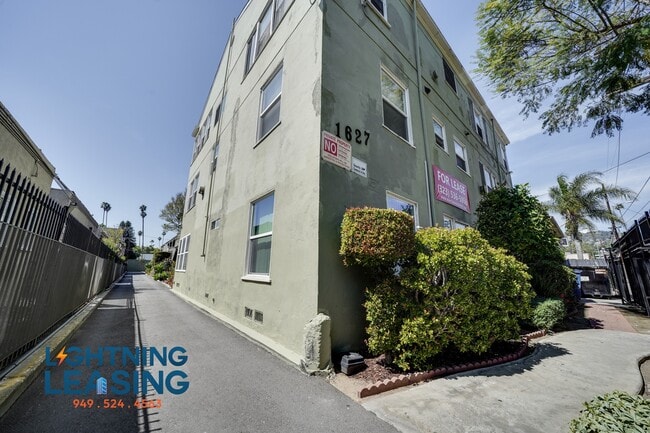 Building Photo - 1627 5/3 Normandie-2D