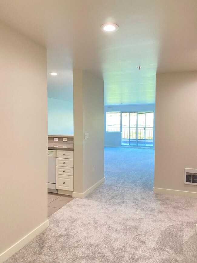 Building Photo - Spacious Seattle Condo - $2,000