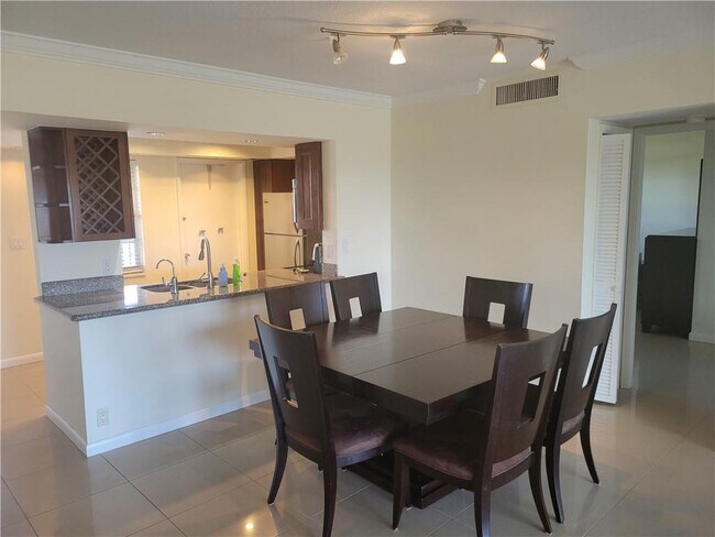 Building Photo - 3050 N Palm Aire Dr