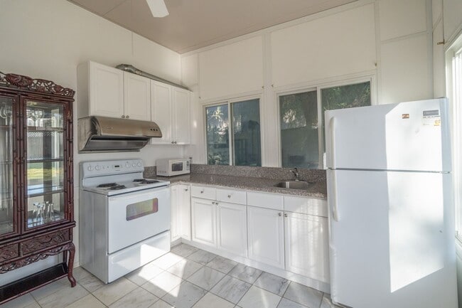 Building Photo - 1410 Encino Ave