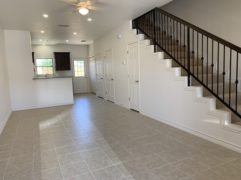 Building Photo - 602 Basswood Dr