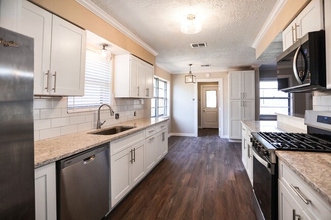 Building Photo - 502 Rosewood Dr