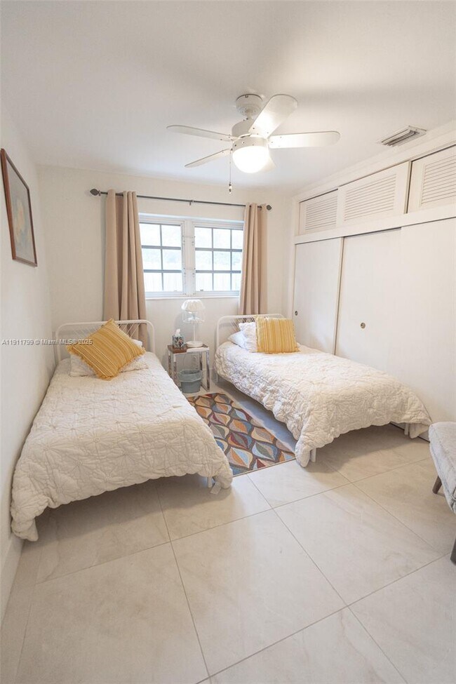 Building Photo - 220 Buttonwood Dr