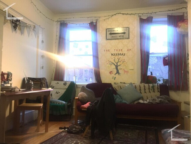 Building Photo - Great location in Brookline for BU... 2 bed 1 bath!!