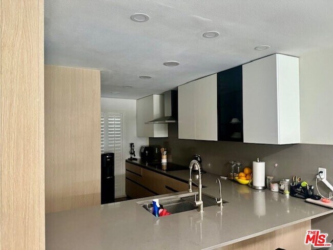 Building Photo - 7217 Marina Pacifica Dr S