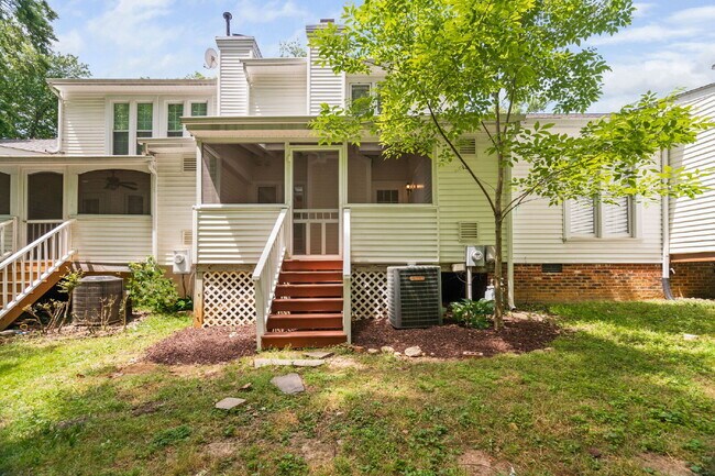 Building Photo - Stylish & Fully Updated 2-Bedroom Townhous...