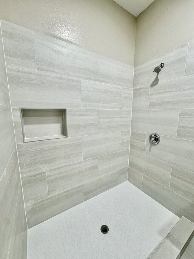 Building Photo - 4415 Tulip Ln