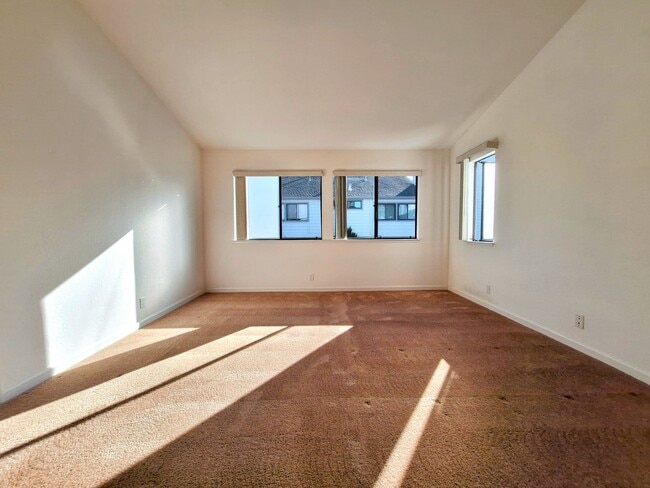 Building Photo - Beautiful 2bd Townhouse With Attached Garage, Private Patio, Pool/Hot Tub, & Clubhouse!