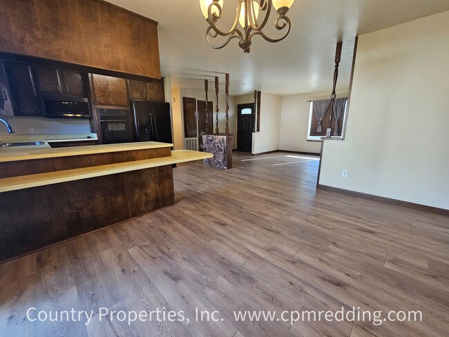 Building Photo - House with Huge Shop in the Heart of Redding Available Now!