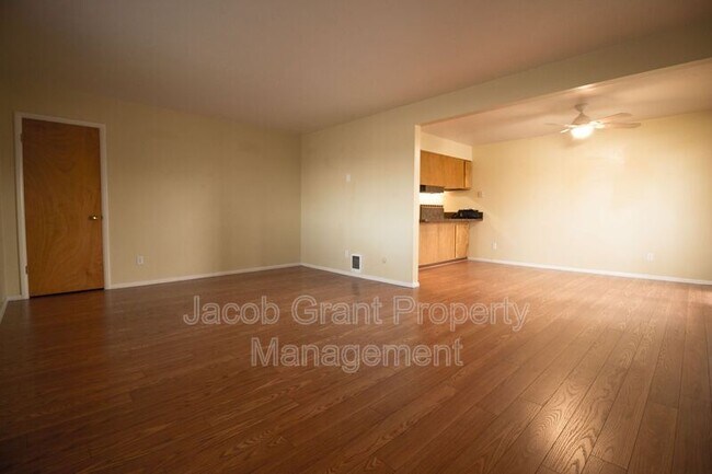 Building Photo - 220 N Fanning Ave