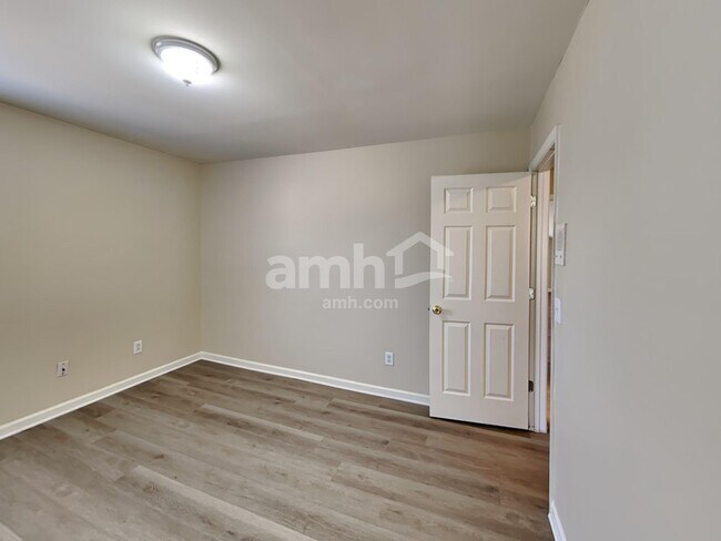 Building Photo - 2300 Devonshire Dr