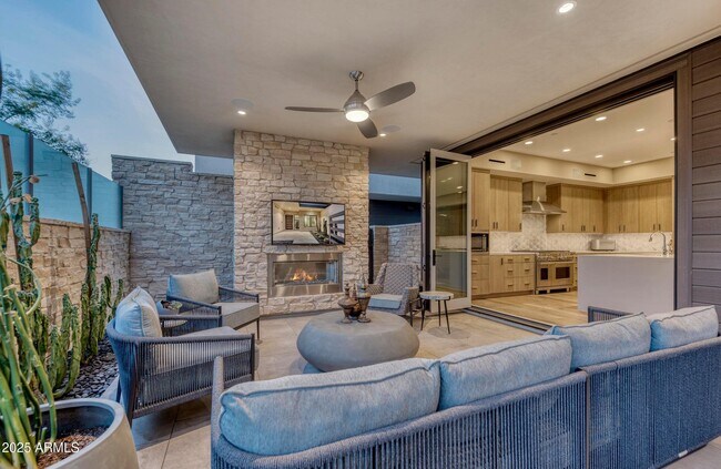 Building Photo - 5553 E Stella Ln