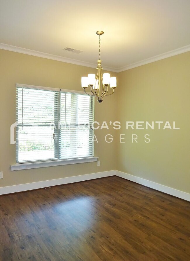 Building Photo - Gorgeous 2 -Story Home for Rent in Lake Cy...