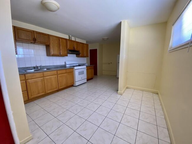 Building Photo - 2 bedroom in San Leandro CA 94578