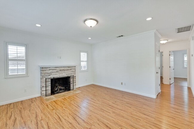 Building Photo - 1940's Quaint 2 Bedroom Single Story Home off of Hedding Street with Modern Amenities & Great Bac...